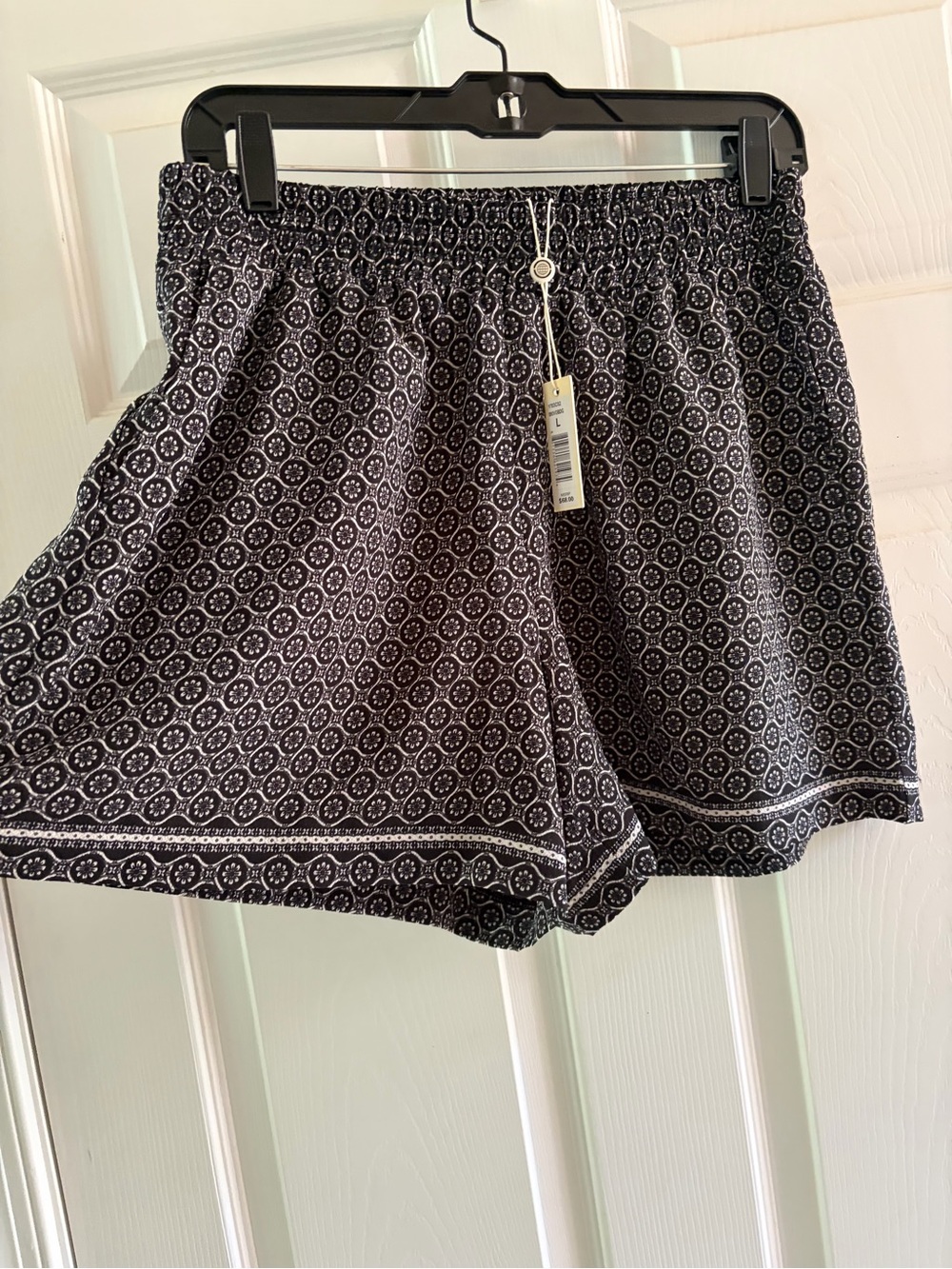 Women's Max Studio Black Patterned Elastic-Waist Shorts